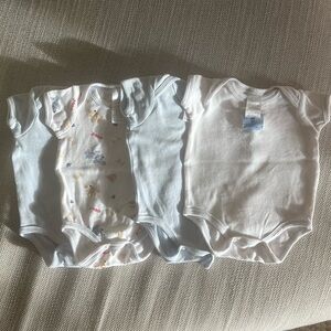 Lot of 4 newborn H.W. Carter & Sons White and Patterned Bodysuits 0-3 months